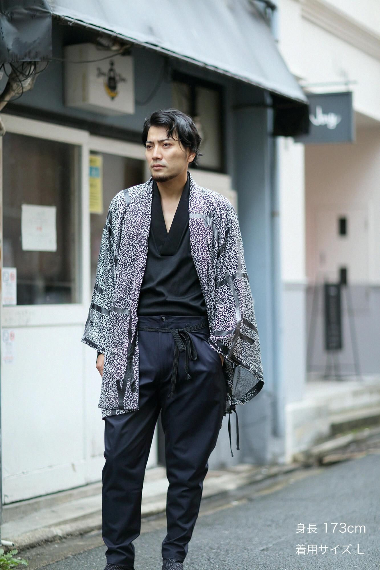 軽衫 かるさん 渡り幅が太く 裾口が狭い袴の一種です 軽衫 かるさん 渡り幅が太く 裾口が狭い袴の一種です