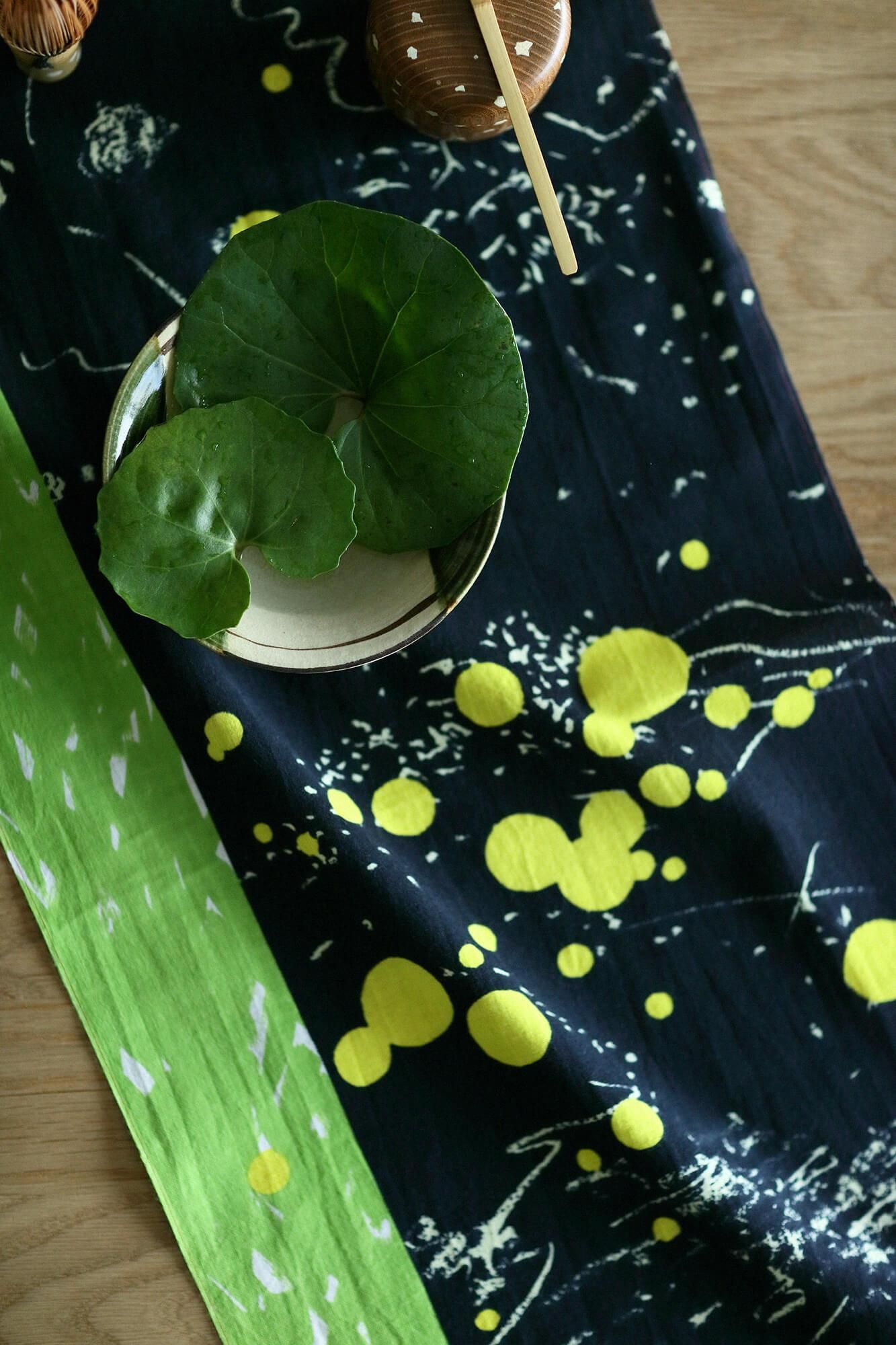 【新品】　作家作品　のれん　「涼」　うぐいす色 伊勢木綿 textile手ぬぐい／腐草為螢（くされたるくさほたると