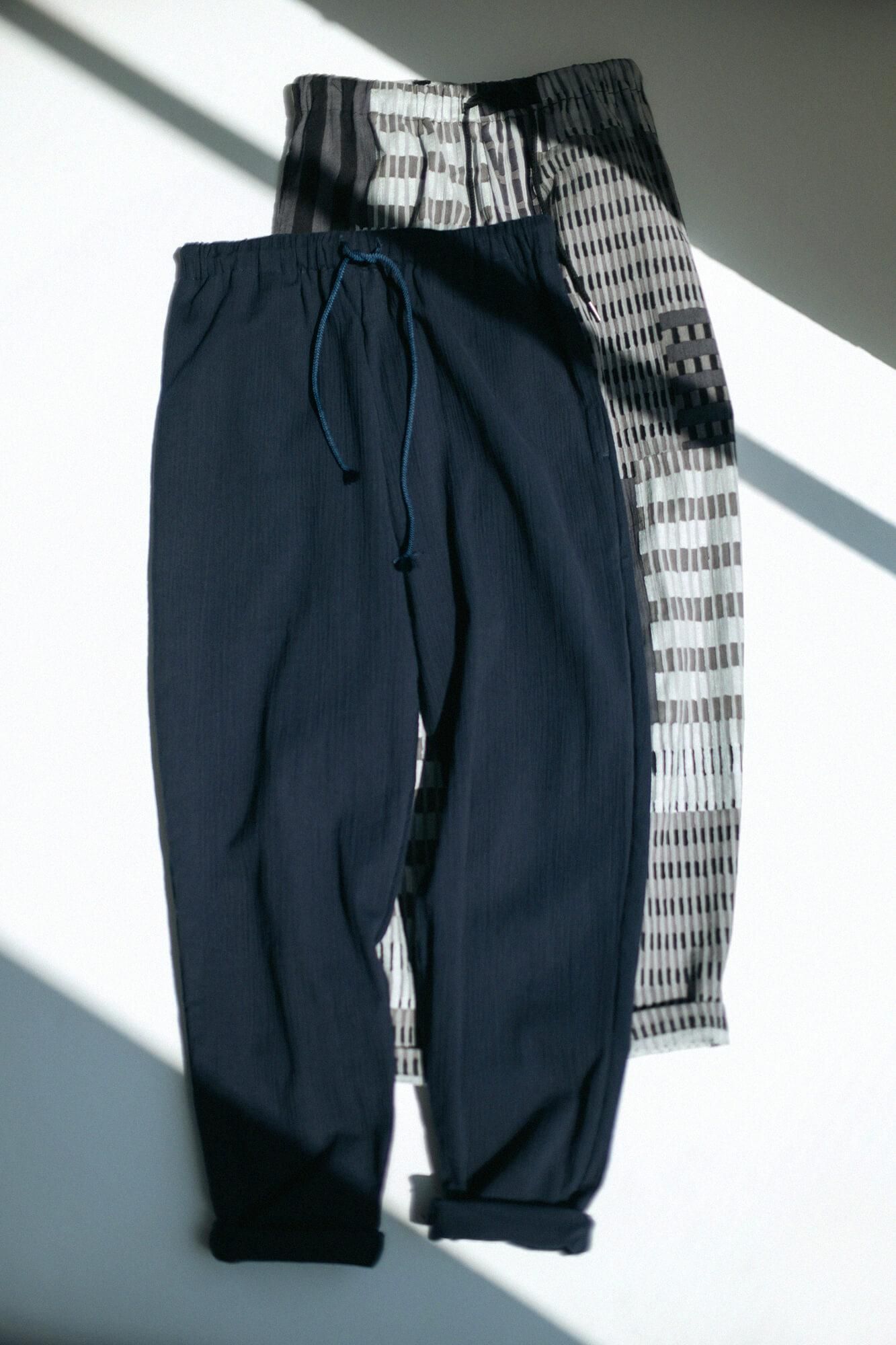 高島縮 20/20 イージーテーパードパンツ／摩天楼（まてんろう