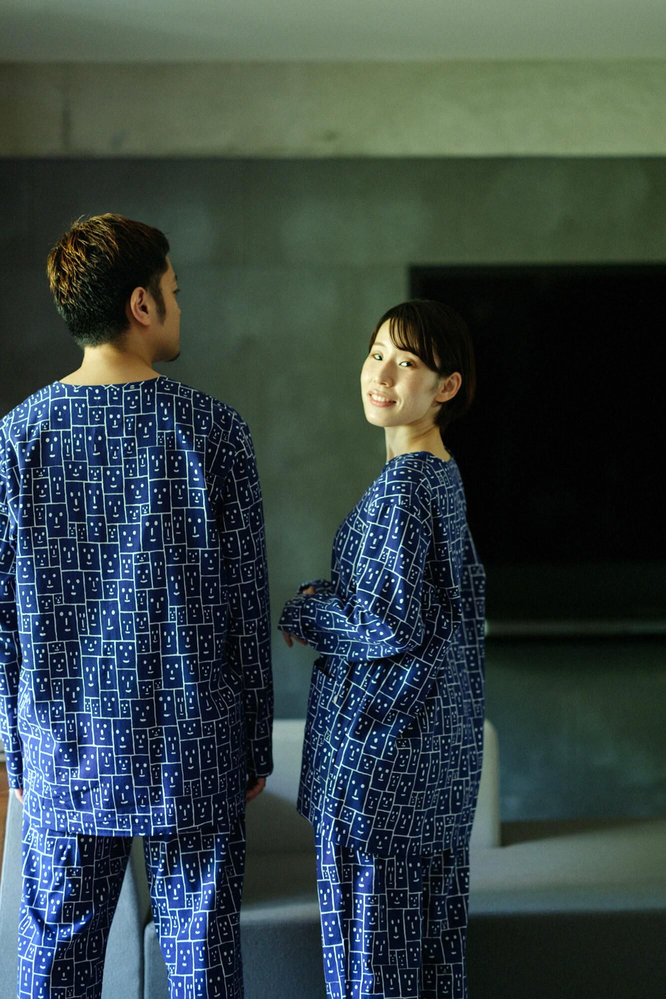 net限定】高島平織 Vネック テキスタイルパジャマ／笑顔（えがお