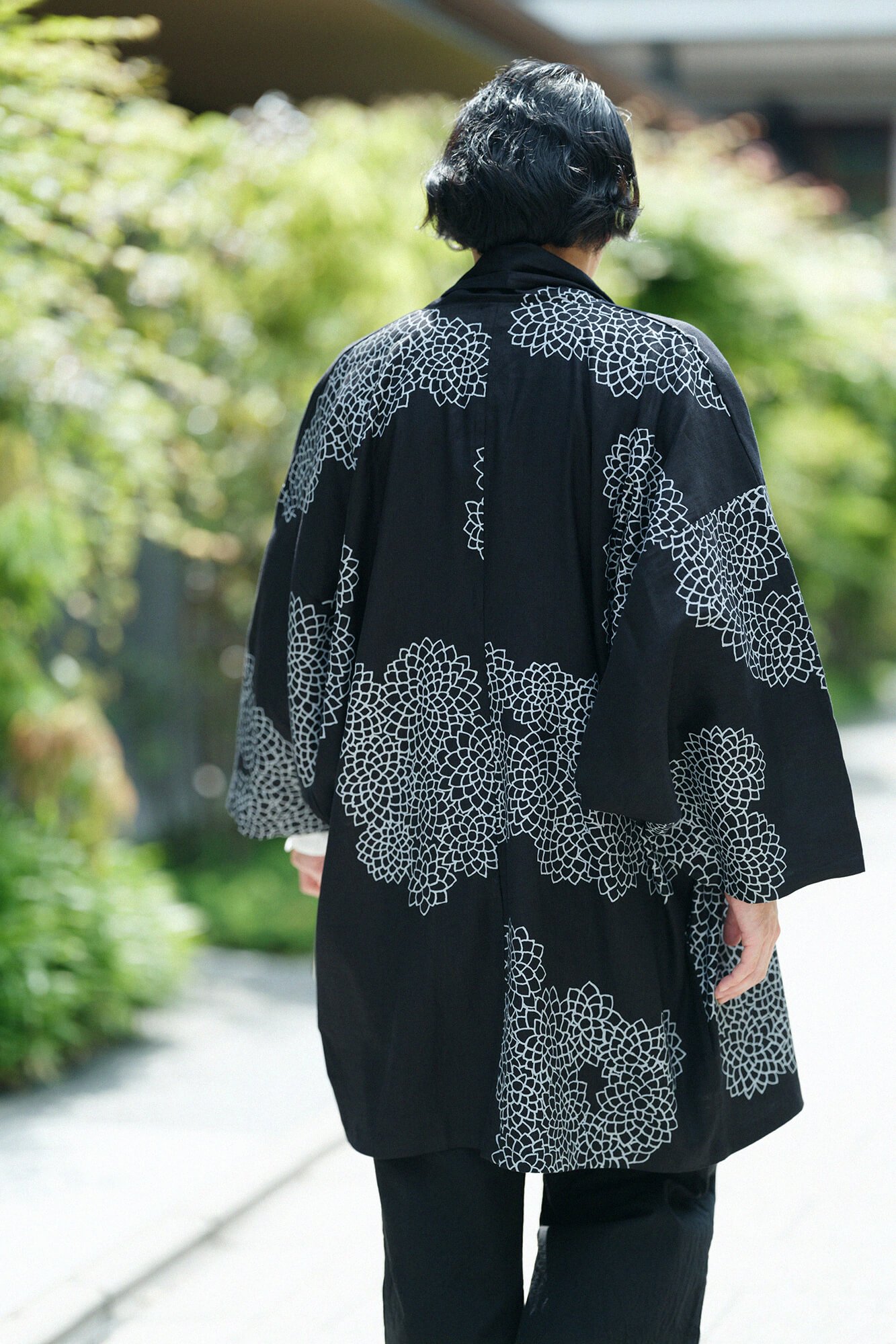 麻 ストレッチデニム もじり袖 短衣（たんい） 単（ひとえ）／雲間（くもま）に菊（きく） 濡羽色（ぬればいろ） - SOU・SOU netshop　 （ソウソウ）　-　『新しい日本文化の創造』
