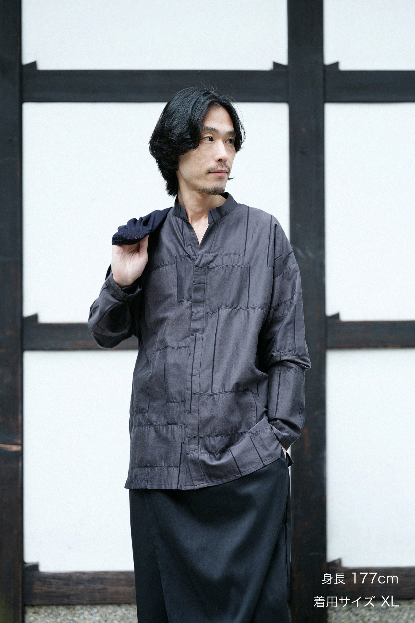 ドビー織 高麗文様（こうらいもんよう） 立衿（たちえり） 筒袖襯衣（つつそでしんい）／濃灰（こいはい） - SOU・SOU netshop　 （ソウソウ）　-　『新しい日本文化の創造』