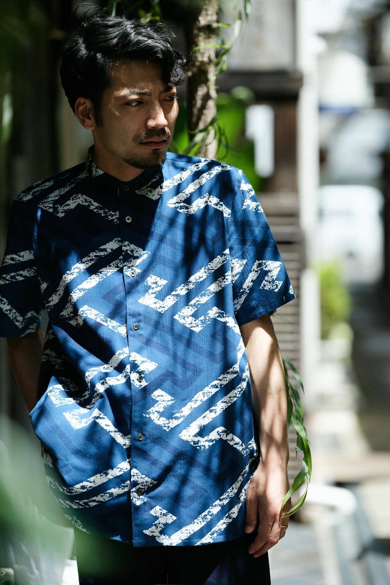 SOU SOU 高島縮 20/20 藍捺染 スタンドカラー半袖シャツ 牡丹華 L net限定】高島縮 20/20 藍捺染（あいなせん） スタンドカラー