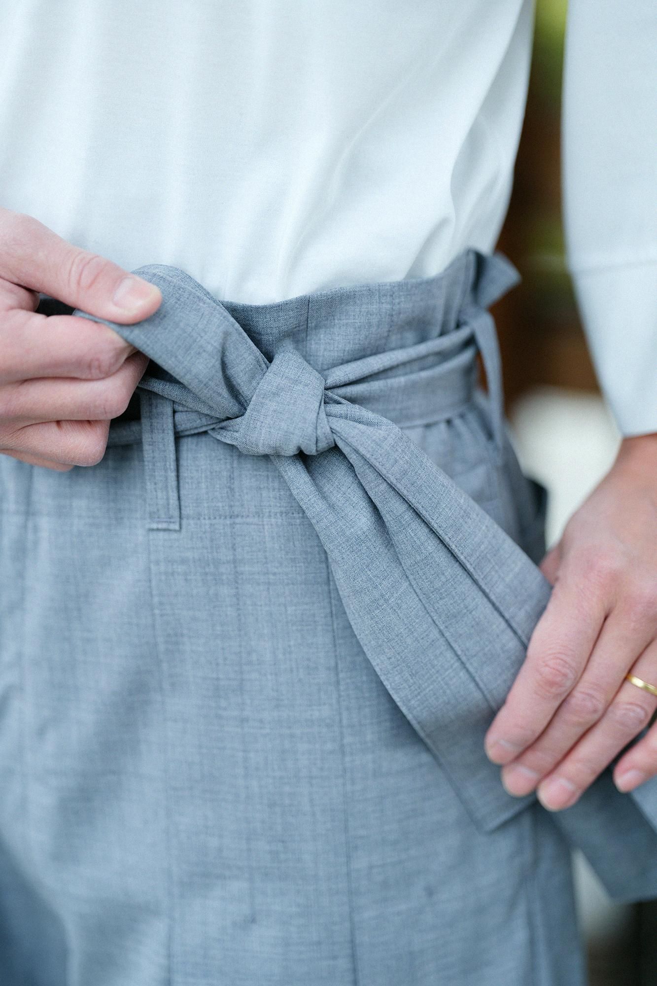 梳毛（そもう） 袴形（はかまなり） 袷（あわせ）／鈍色（に