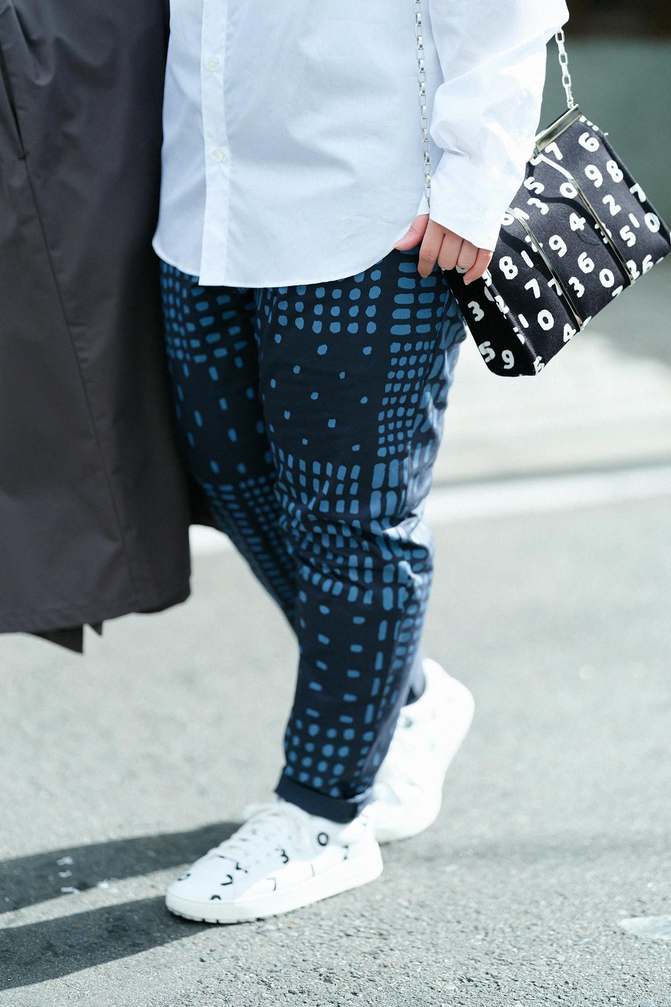 高密度チノクロス イージーテーパードパンツ／敷石（しきいし