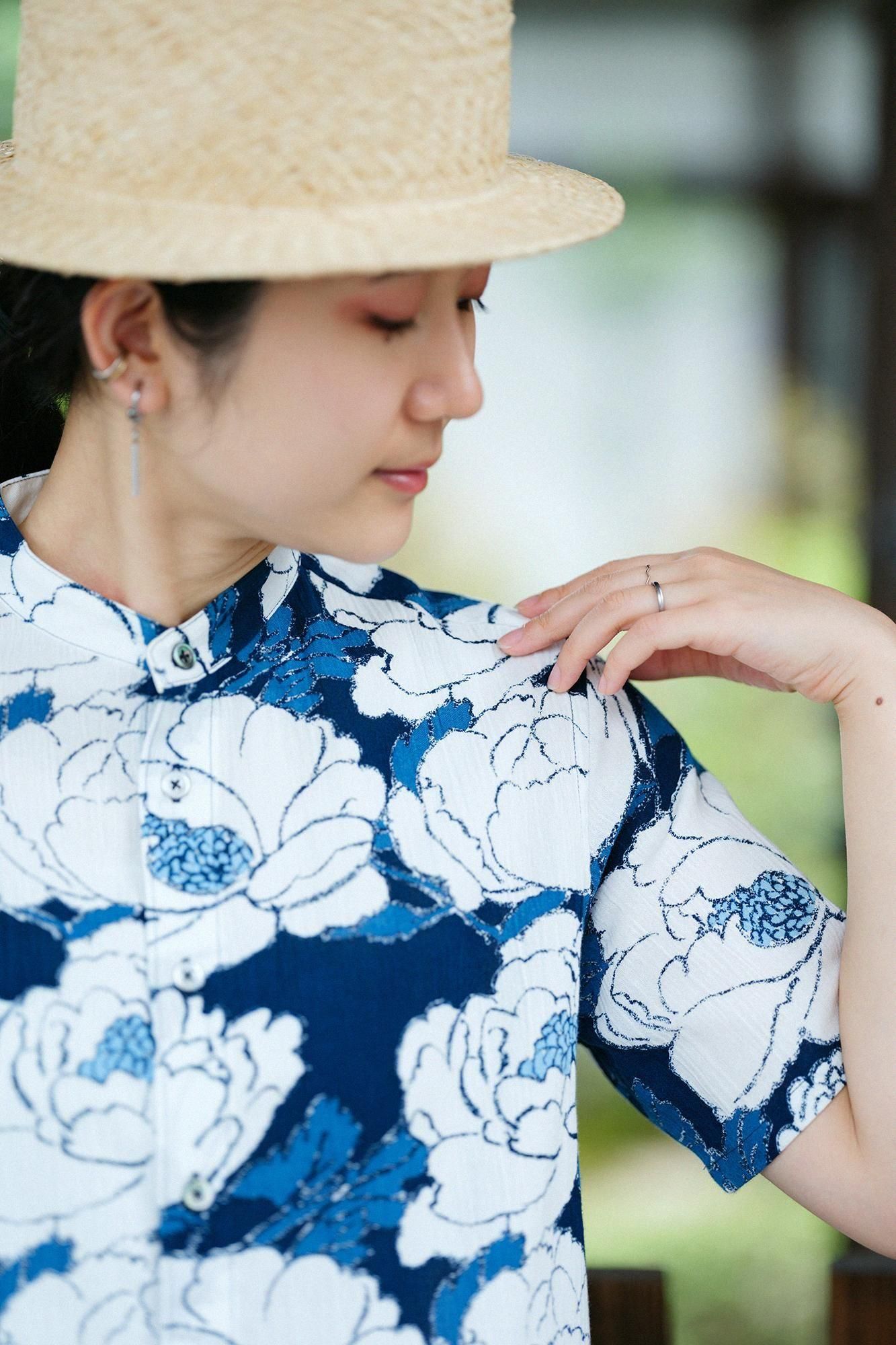 SOU SOU 高島縮 20/20 藍捺染 スタンドカラー半袖シャツ 牡丹華 L 高島縮 20/20 藍捺染（あいなせん） スタンドカラー半袖シャツSP