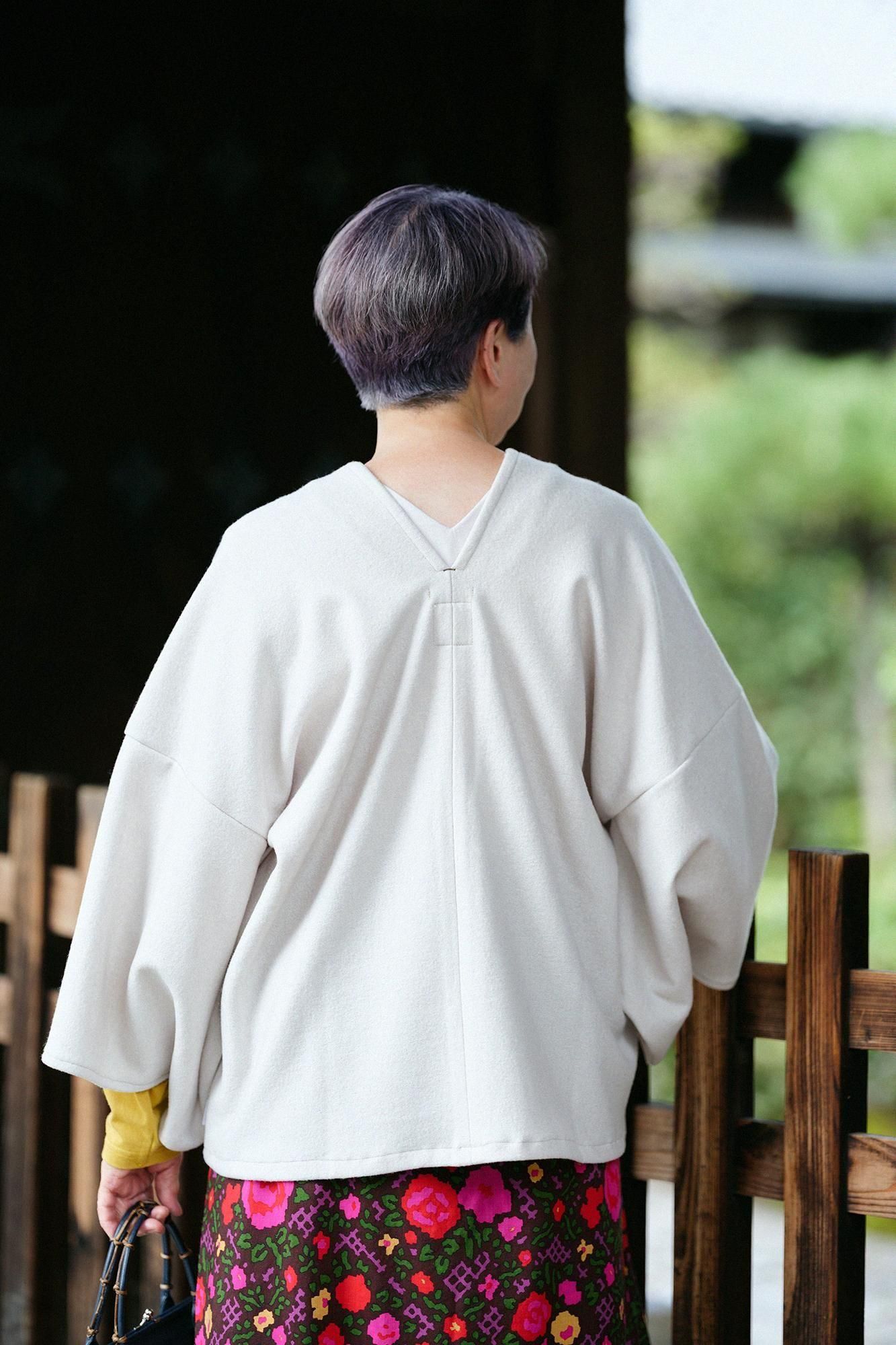 梳毛（そもう） 阿弥（あみ） はつき／灰白色（かいはくしょく