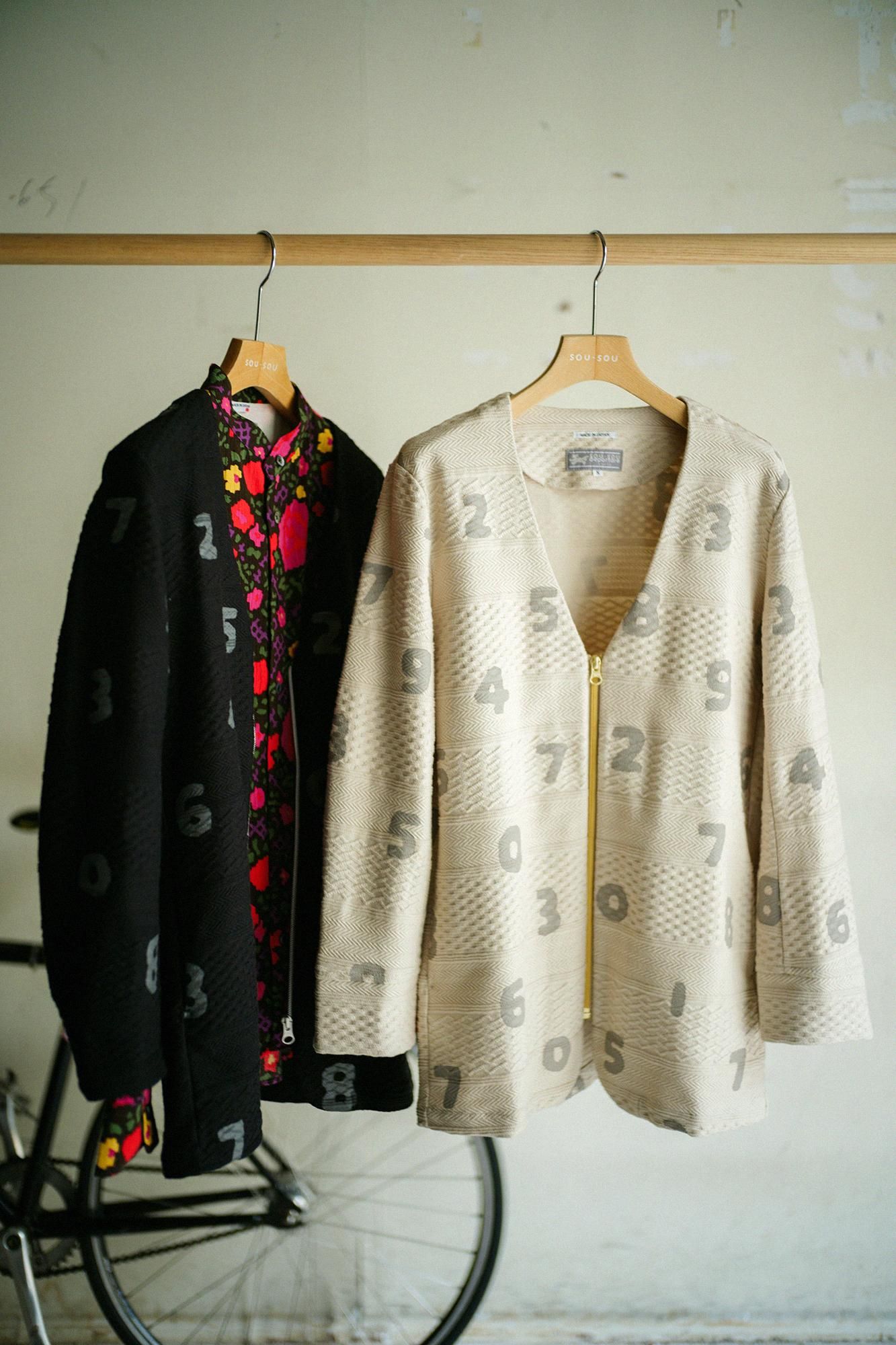 ジャカールニット ノーカラーVネック BIKEジャケット／SO-SU-U 灰白色