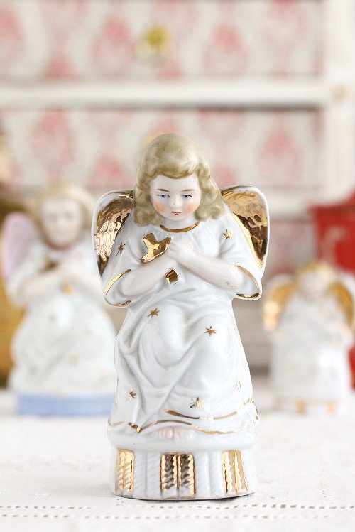 アンティーク少女の天使像-金色の羽