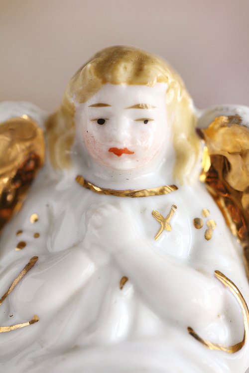 アンティーク少女のプチ天使像-金色の羽