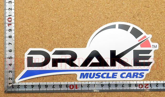 DRAKE MUSCLE CARS ステッカー（L） 縦8.7㎝×横20.7㎝ - レッドラインコレクティブルズ