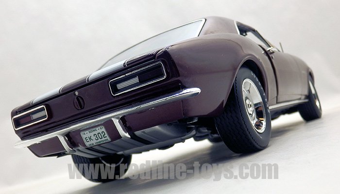 オートワールド 1967 シボレー カマロ Z28 1:18 - レッドライン