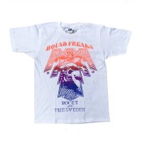 <img class='new_mark_img1' src='https://img.shop-pro.jp/img/new/icons59.gif' style='border:none;display:inline;margin:0px;padding:0px;width:auto;' />■ROCKY & THE SWEDEN_BOUND FREAKS T SHIRT WHITE / GRADATION■