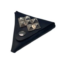 <img class='new_mark_img1' src='https://img.shop-pro.jp/img/new/icons13.gif' style='border:none;display:inline;margin:0px;padding:0px;width:auto;' />--mini pyramid studs leather coin case