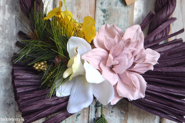 しめ縄紫リースグレイッシュピンクのダリアお正月飾り - バルコニー