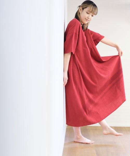 自然シボ タックワンピース | カーディナルレッド - 楊柳生地 専門店
