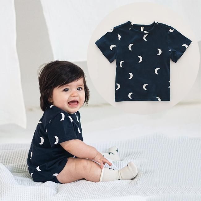 <img class='new_mark_img1' src='https://img.shop-pro.jp/img/new/icons47.gif' style='border:none;display:inline;margin:0px;padding:0px;width:auto;' />【送料無料】Tshirt Navy Moons by Organic Zoo