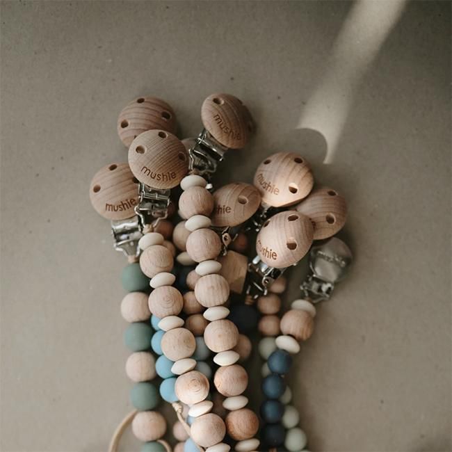 <img class='new_mark_img1' src='https://img.shop-pro.jp/img/new/icons57.gif' style='border:none;display:inline;margin:0px;padding:0px;width:auto;' />【メール便送料無料】木製おしゃぶりホルダー (ARI) by mushie