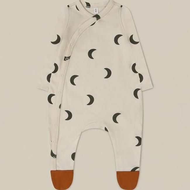 <img class='new_mark_img1' src='https://img.shop-pro.jp/img/new/icons14.gif' style='border:none;display:inline;margin:0px;padding:0px;width:auto;' />【送料無料】Desert Midnight Suit w/ contrast feet (NB,0-3m,3-6m,6-12m) by organic zoo OZAW23