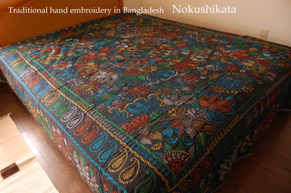 稀少なバングラデシュ伝統手刺繍ノクシカタベッドカバー。刺繍が映える 