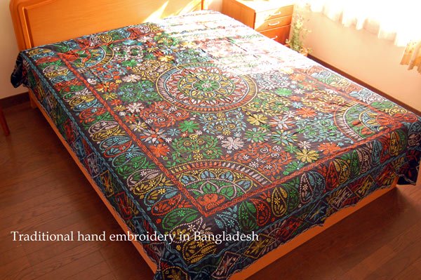 ノクシカタ刺繍のベッドカバー
