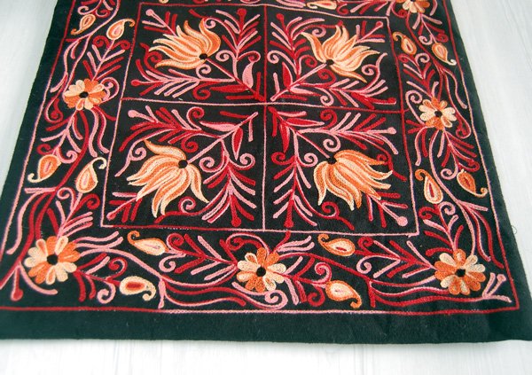 ネパール刺繍のクッションカバー