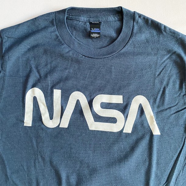 NASA シンプル レトロ ロゴ スレートブルー Tシャツ - バンドTシャツ ロックTシャツ スタッズ ロックの名盤 通販