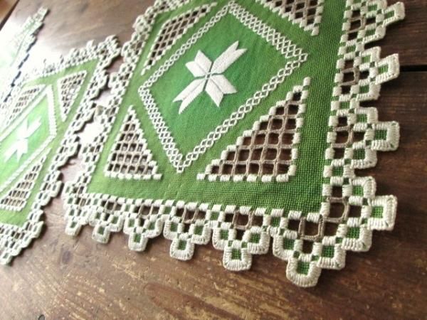 アンティーク北欧 コーラルピンクハーダンガー刺繍＆ベージュクロシェ編リネンクロス アンティーク北欧 コーラルピンクハーダンガー刺繍＆ベージュ