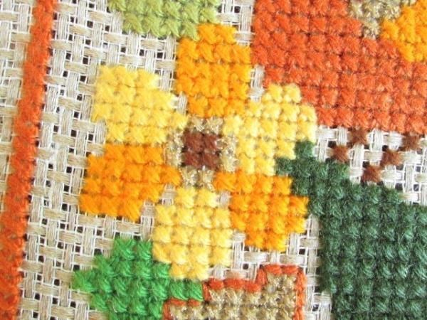 カッチアンティーク刺繍のタペストリー壁掛け☆ヴィンテージ刺繍 スウェーデン製ツヴィスト刺繍の壁掛け - ANTIQUE LEAVES