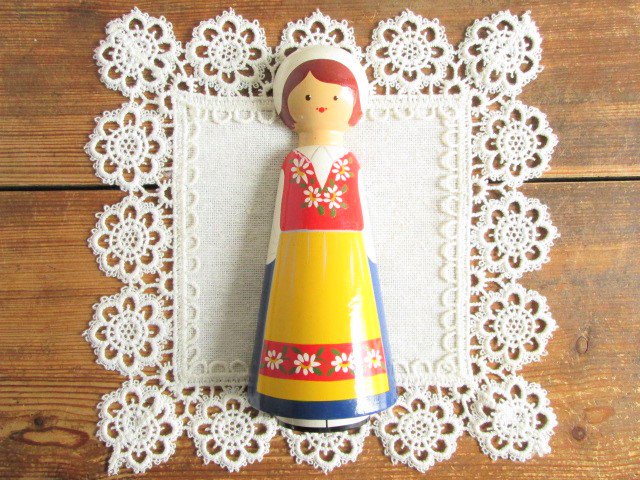 スウェーデン伝統工芸品☆AJA TRA工房・木製の壁掛け人形：民族衣装の