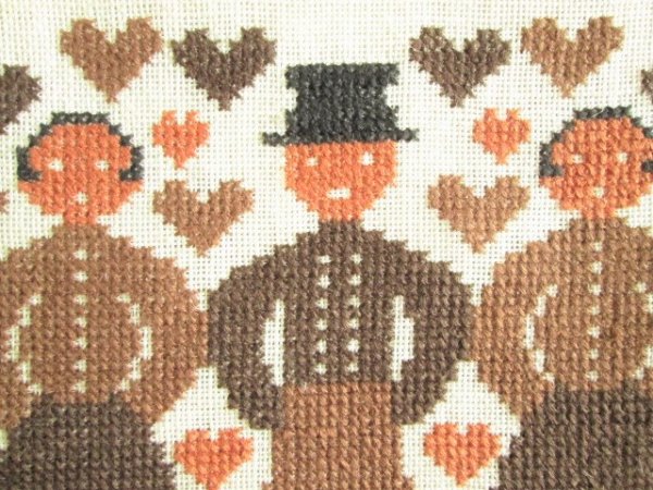 Ｊ クロスステッチ・横長刺繍タペストリー：ペッパーカーカの男女３人 