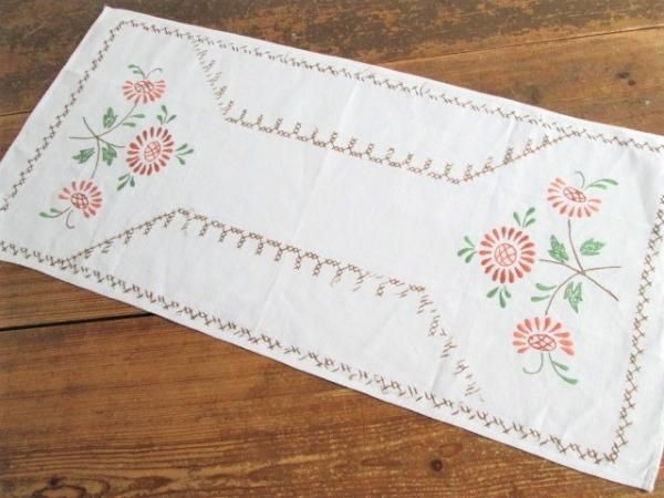 【期間限定特価】 刺繍センタークロス：アンティーク刺繍風のお花たち アンティーク雑貨