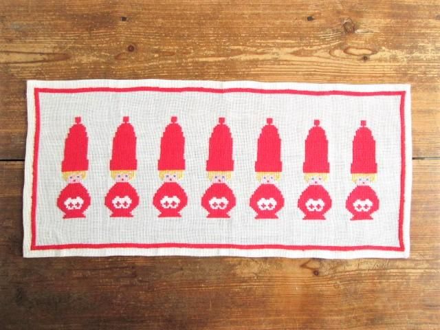 j クロスステッチ 横長刺繍タペストリー 大きな帽子がキュートなニッセ達 レッド ホワイト 北欧雑貨 ヴィンテージショップ Made In Sweden 北欧食器 アンティーク インテリア 北欧デザイン商品を現地スウェーデンからご紹介するネット通販ショップ j クロスステッチ 横長刺繍タペストリー 大きな帽子がキュートなニッセ達 レッド ホワイト 北欧雑貨 ヴィンテージショップ Made In Sweden 北欧食器 アンティーク インテリア 北欧デザイン商品を現地スウェーデンからご紹介するネット通販ショップ
