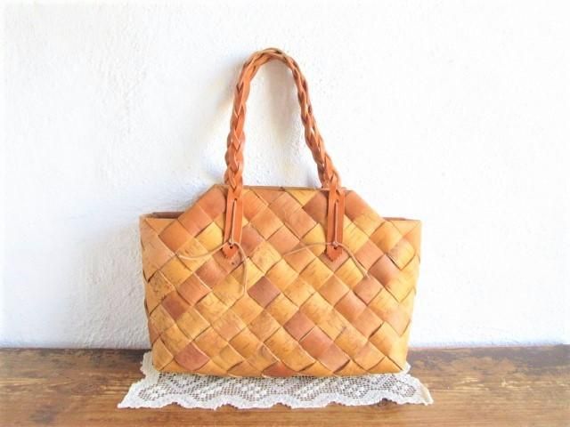 スウェーデンの美しい伝統工芸品♪ 白樺の手提げ/トートバッグ: 横長・三つ編みレザーストラップ No.33 - 北欧雑貨・ヴィンテージショップ 「 made in Sweden 」 ~ 北欧食器、アンティーク、インテリア、北欧デザイン商品を現地スウェーデンからご紹介するネット通販 ... スウェーデンの美しい伝統工芸品♪ 白樺の手提げ/トートバッグ: 横長・三つ編みレザーストラップ No.33 - 北欧雑貨・ヴィンテージショップ 「 made in Sweden 」 ~ 北欧食器、アンティーク、インテリア、北欧デザイン商品を現地スウェーデンからご紹介するネット通販 ...