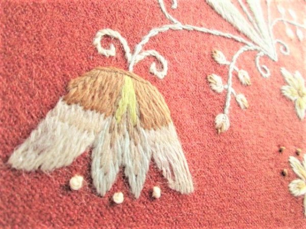 レア！スウェーデン伝統・ウール刺繍のタペストリー：古典柄・お花の木とコトリさんたち達♪ エンジ色/紅海老茶色 - 北欧雑貨・ヴィンテージショップ 「  made in Sweden 」 ～ 北欧食器、アンティーク、インテリア、北欧デザイン商品を現地スウェーデンからご紹介する ...