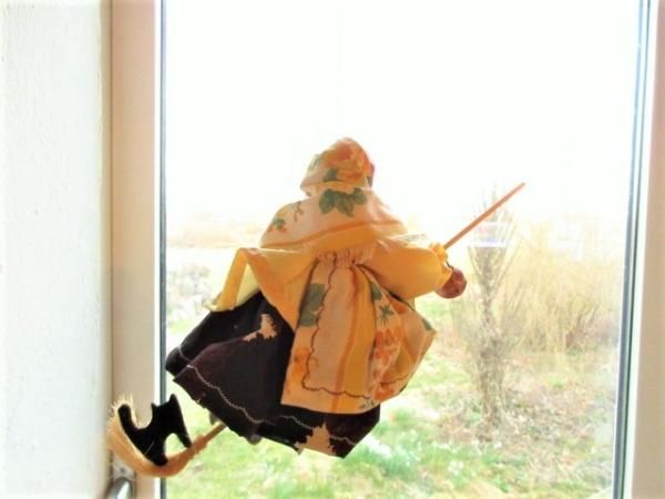 P スウェーデン人作家さん作品・箒に乗ったイースター魔女と