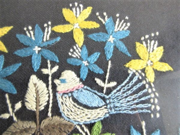 北欧ヴィンテージ 3羽の小鳥と花の刺繍のタペストリー - 通販