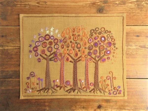 ☆美品！刺繍タペストリー：木の葉っぱがキュートな北欧の秋の森