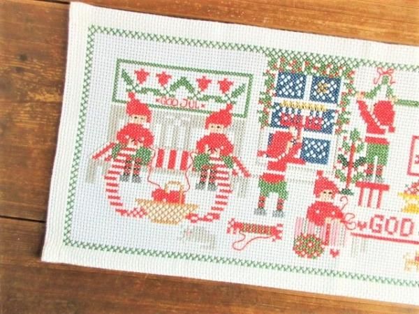 Ｊ 美品！クロスステッチ刺繍の横長タペストリー：ニッセたちの楽しいXmas準備。。。♪ - 北欧雑貨・ヴィンテージショップ 「 made in  Sweden 」　～　北欧食器、アンティーク、インテリア、北欧デザイン商品を現地スウェーデンからご紹介するネット通販ショップです♪