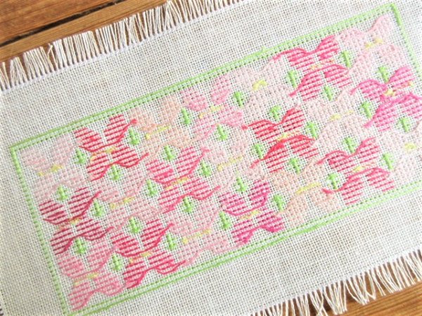 アンティークニードルポイント 鴨と蓮と蒲の穂の水辺 プチポワン手刺繍