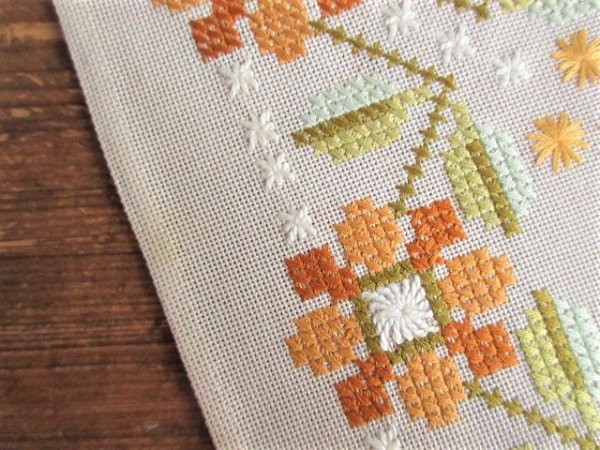 刺繍リネンクロス：ブラウン・フラワー♪　24.5ｘ25cm - 北欧雑貨・ヴィンテージショップ 「 made in Sweden 」　～　 北欧食器、アンティーク、インテリア、北欧デザイン商品を現地スウェーデンからご紹介するネット通販ショップです♪