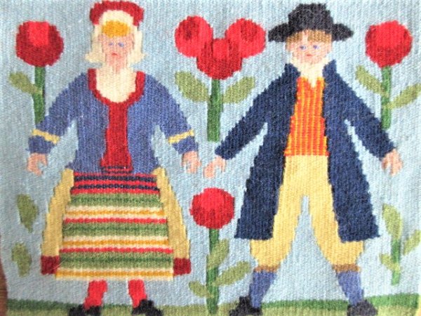 フレミッシュ織り：愛らしいスウェーデンの民族衣装の男女。。。♪　お花/フリンジ - 北欧雑貨・ヴィンテージショップ 「 made in Sweden  」　～　北欧食器、アンティーク、インテリア、北欧デザイン商品を現地スウェーデンからご紹介するネット通販ショップです♪