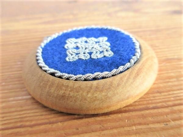 サーミ族の伝統工芸品♪ 白樺＆フエルト＆ピューター刺繍のペンダント・ヘッド☆ ブルー - 北欧雑貨・ヴィンテージショップ 「 made in  Sweden 」 ～ 北欧食器、アンティーク、インテリア、北欧デザイン商品を現地スウェーデンからご紹介するネット通販ショップです♪