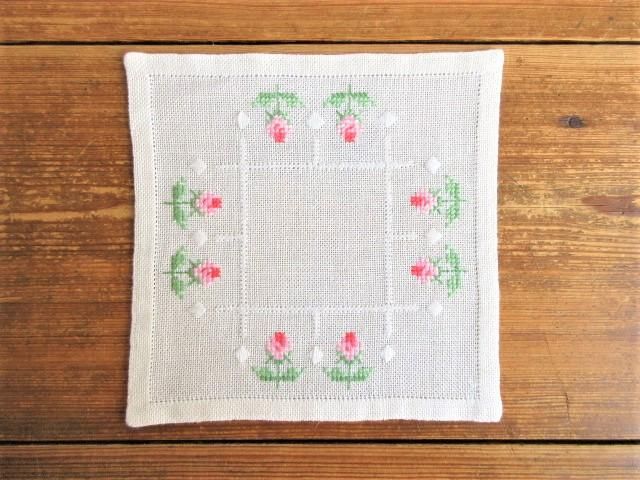 美品！刺繍リネンクロス：エレガントな薔薇のつぼみたち。。。♪　20.5ｘ20.5cm - 北欧雑貨・ヴィンテージショップ 「 made in  Sweden 」　～　北欧食器、アンティーク、インテリア、北欧デザイン商品を現地スウェーデンからご紹介するネット通販ショップです♪