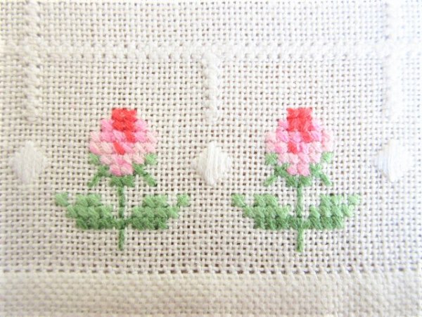 ヴィンテージ/アンティーク フランス ピンク薔薇 水色の蕾 色糸刺繍