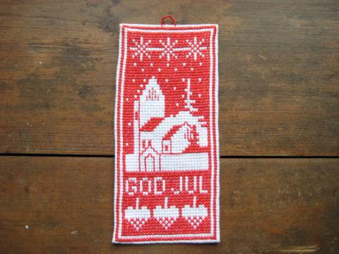 Ｊ ミニ☆縦長・刺繍タペストリー： 教会 God Jul♪（レッド） - 北欧