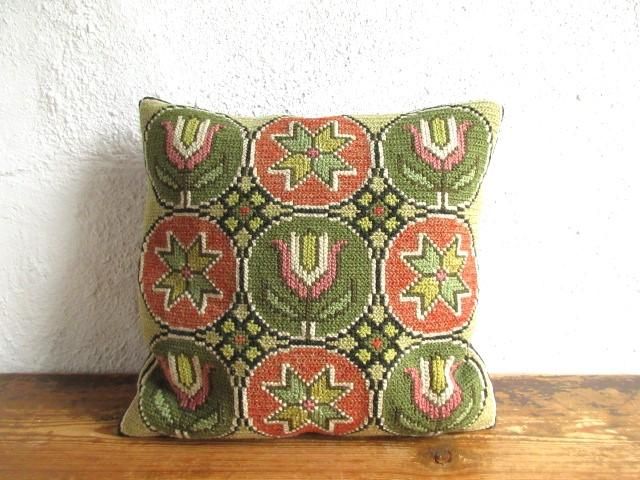 手作りクッション 北欧の手作りクッション：Tvist/ツヴィスト刺繍☆ 古典柄・丸枠内の