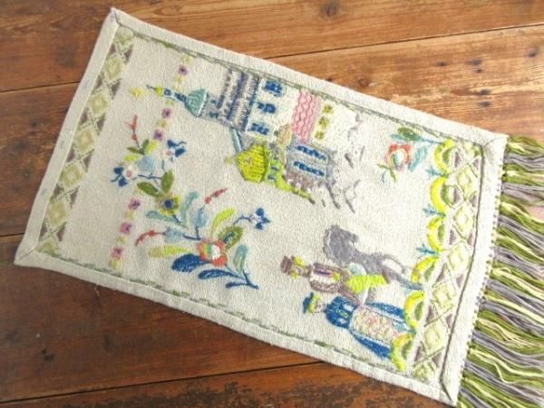 力作！スウェーデン伝統・ウール刺繍のタペストリー：古典柄・Kurbits