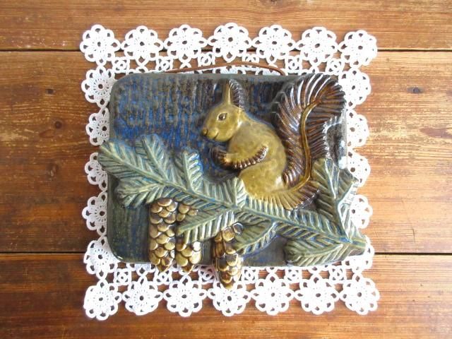 陶器壁掛・EGO/エゴ社製：松ぼっくりとリスさん♪ - 北欧雑貨