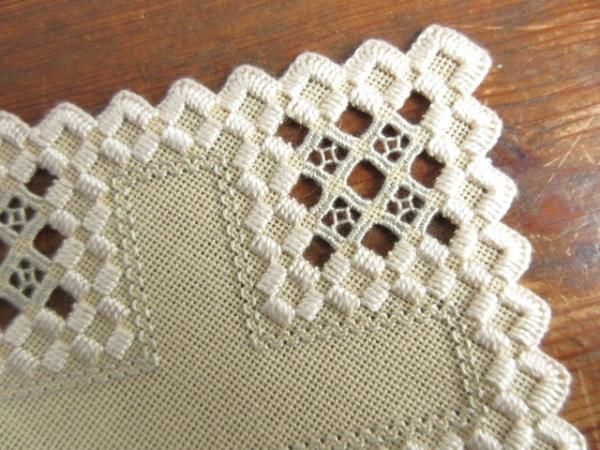 アンティーク ハーダンガー風 盛上げ＆透かし手刺繍クロス